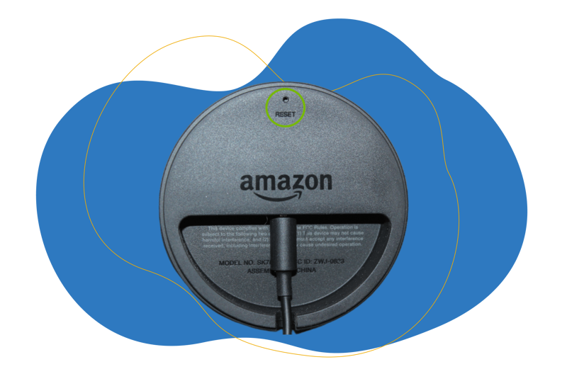 Der Resetknopf eines Alexa Echo Dots der ersten Generation ist in der Nahaufnahme zu sehen.